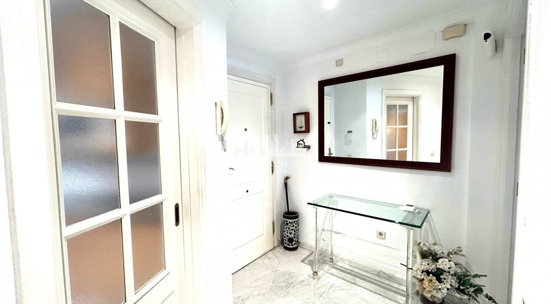 OPORTUNITY IN GOLDEN MILE!  GRATE APARTMENT  OF 3 BED!