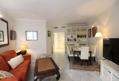 OPORTUNITY IN GOLDEN MILE!  GRATE APARTMENT  OF 3 BED!
