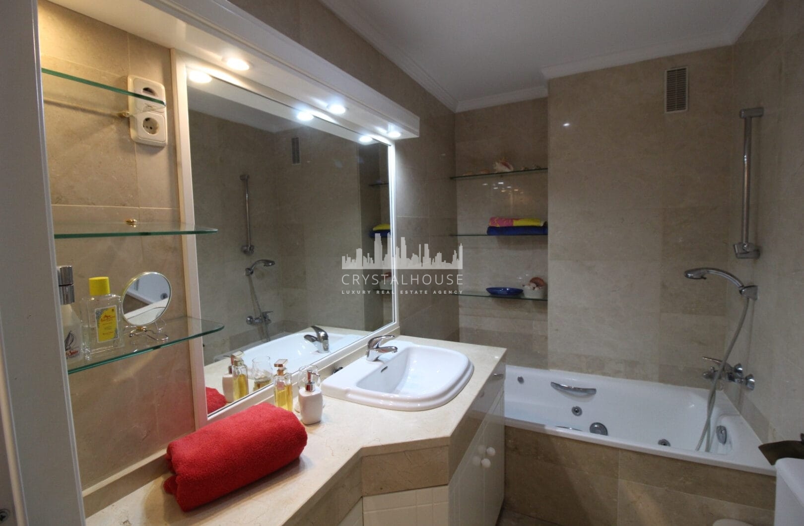 OPORTUNITY IN GOLDEN MILE!  GRATE APARTMENT  OF 3 BED!