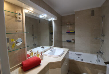 OPORTUNITY IN GOLDEN MILE!  GRATE APARTMENT  OF 3 BED!