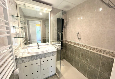 OPORTUNITY IN GOLDEN MILE!  GRATE APARTMENT  OF 3 BED!
