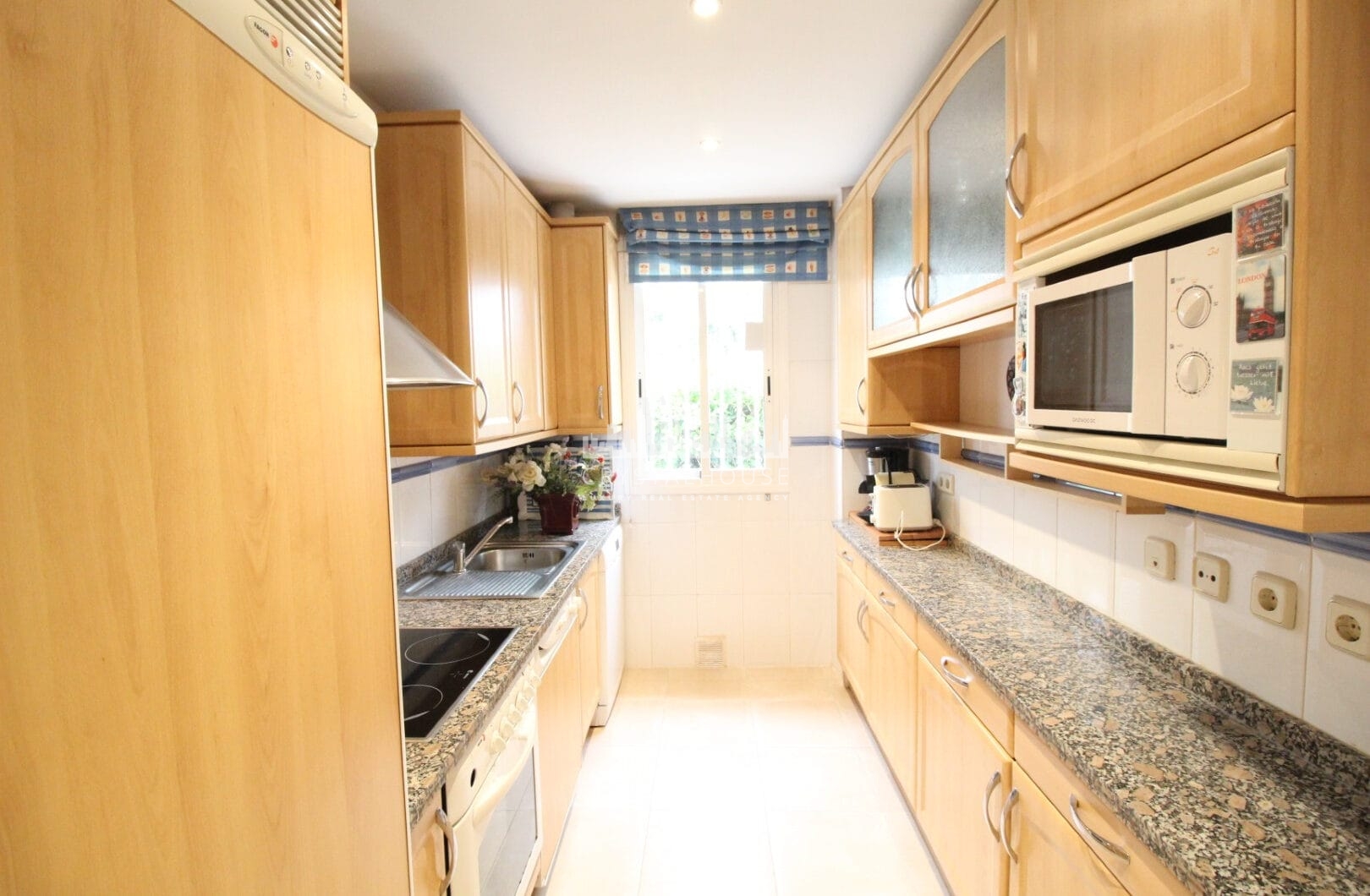 OPORTUNITY IN GOLDEN MILE!  GRATE APARTMENT  OF 3 BED!