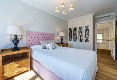Nestled in one of Malaga East’s most prestigious neighbourhoods, El Limonar and distributed across three levels, this property is thoughtfully designed to accommodate both luxurious living and practical functionality.