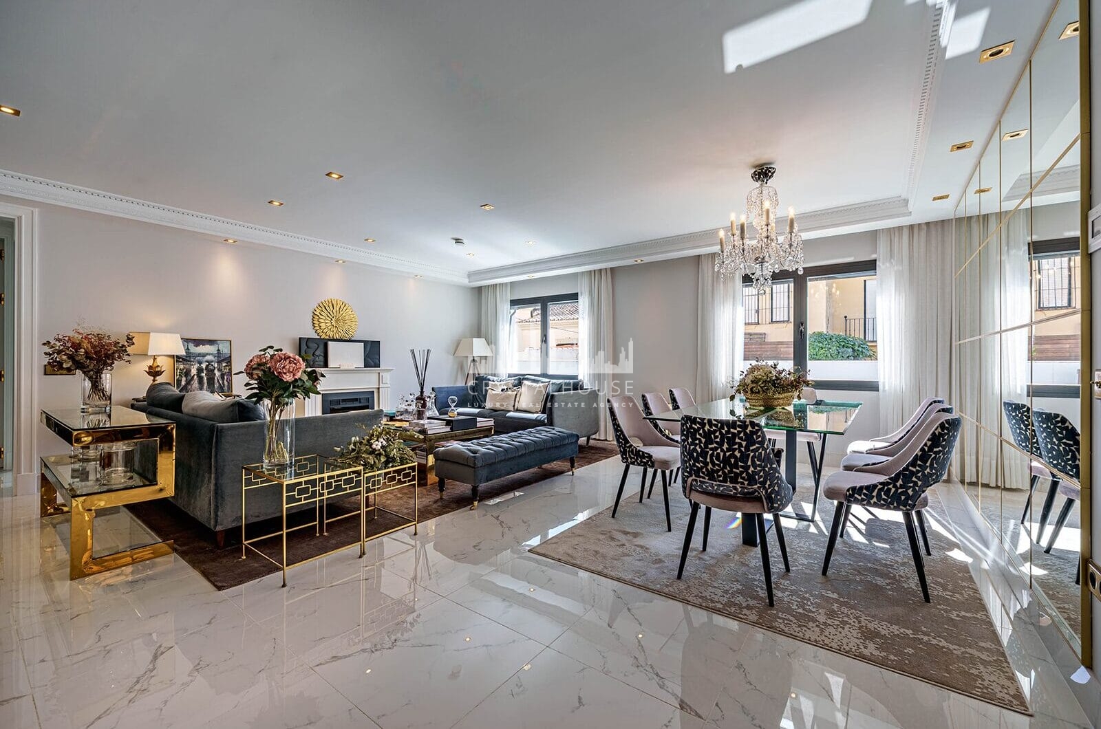 Nestled in one of Malaga East’s most prestigious neighbourhoods, El Limonar and distributed across three levels, this property is thoughtfully designed to accommodate both luxurious living and practical functionality.