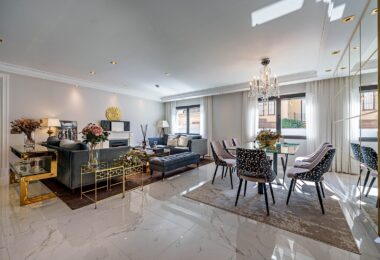 Nestled in one of Malaga East’s most prestigious neighbourhoods, El Limonar and distributed across three levels, this property is thoughtfully designed to accommodate both luxurious living and practical functionality.