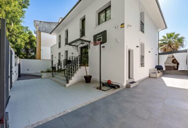Nestled in one of Malaga East’s most prestigious neighbourhoods, El Limonar and distributed across three levels, this property is thoughtfully designed to accommodate both luxurious living and practical functionality.