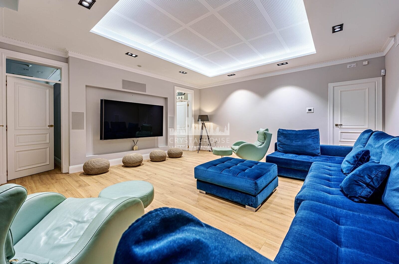 Nestled in one of Malaga East’s most prestigious neighbourhoods, El Limonar and distributed across three levels, this property is thoughtfully designed to accommodate both luxurious living and practical functionality.