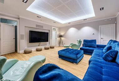 Nestled in one of Malaga East’s most prestigious neighbourhoods, El Limonar and distributed across three levels, this property is thoughtfully designed to accommodate both luxurious living and practical functionality.