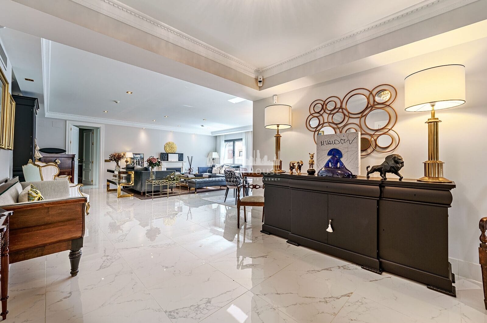 Nestled in one of Malaga East’s most prestigious neighbourhoods, El Limonar and distributed across three levels, this property is thoughtfully designed to accommodate both luxurious living and practical functionality.