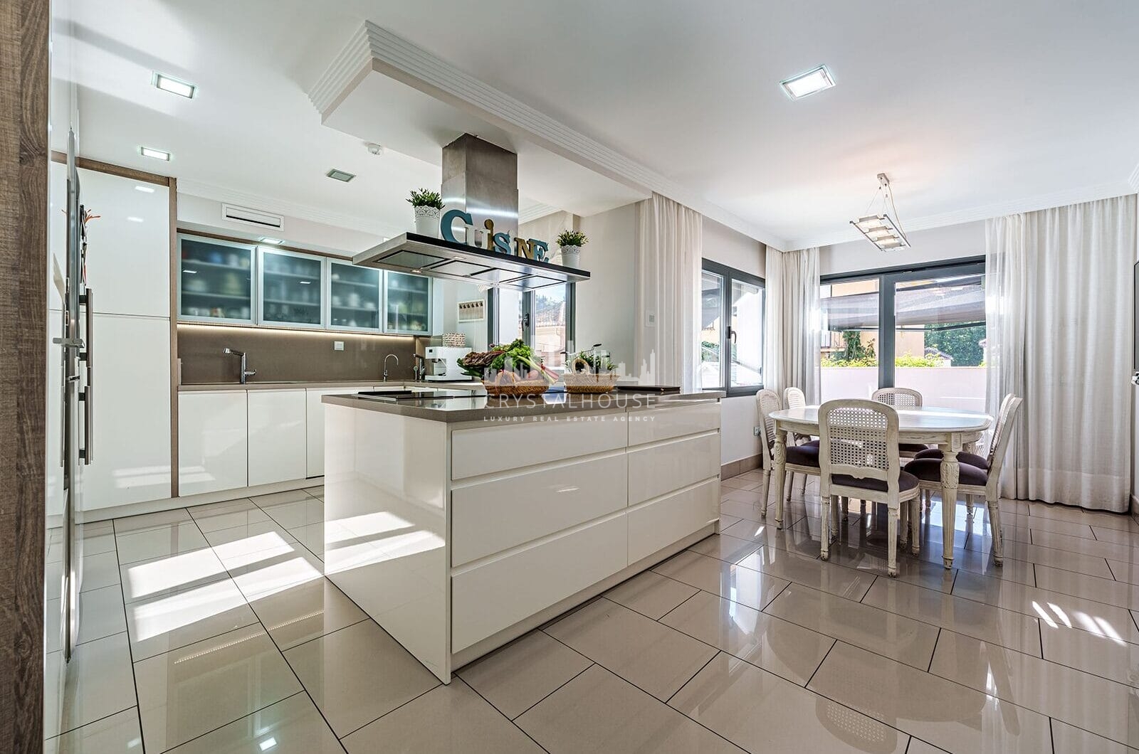 Nestled in one of Malaga East’s most prestigious neighbourhoods, El Limonar and distributed across three levels, this property is thoughtfully designed to accommodate both luxurious living and practical functionality.