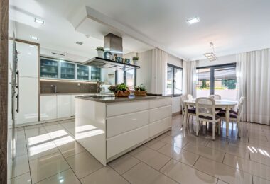 Nestled in one of Malaga East’s most prestigious neighbourhoods, El Limonar and distributed across three levels, this property is thoughtfully designed to accommodate both luxurious living and practical functionality.