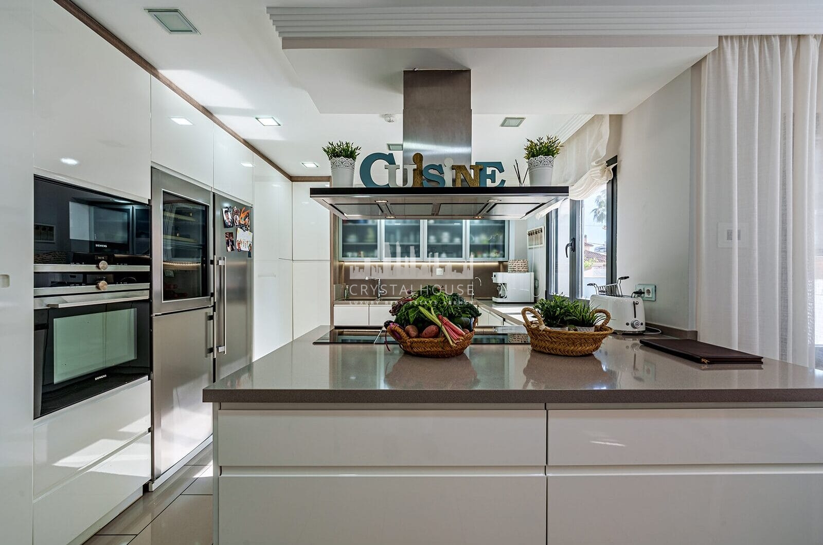 Nestled in one of Malaga East’s most prestigious neighbourhoods, El Limonar and distributed across three levels, this property is thoughtfully designed to accommodate both luxurious living and practical functionality.