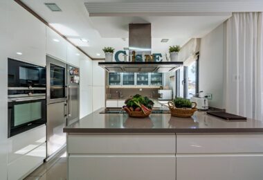 Nestled in one of Malaga East’s most prestigious neighbourhoods, El Limonar and distributed across three levels, this property is thoughtfully designed to accommodate both luxurious living and practical functionality.