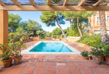 Incredible villa located in Malaga's most exclusive area, El Limonar neighborhood, just a 5-minute walk from the beach. The property offers sweeping views of the sea and the Bay of Malaga, visible from almost every corner