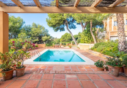 Incredible villa located in Malaga's most exclusive area, El Limonar neighborhood, just a 5-minute walk from the beach. The property offers sweeping views of the sea and the Bay of Malaga, visible from almost every corner
