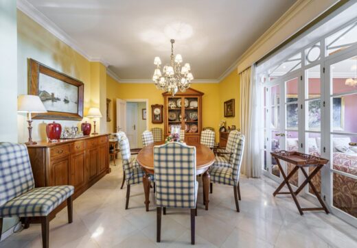 Incredible villa located in Malaga's most exclusive area, El Limonar neighborhood, just a 5-minute walk from the beach. The property offers sweeping views of the sea and the Bay of Malaga, visible from almost every corner