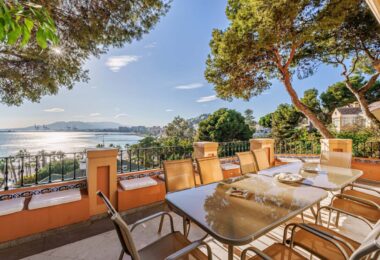 Incredible villa located in Malaga's most exclusive area, El Limonar neighborhood, just a 5-minute walk from the beach. The property offers sweeping views of the sea and the Bay of Malaga, visible from almost every corner