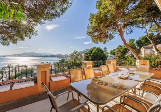 Incredible villa located in Malaga's most exclusive area, El Limonar neighborhood, just a 5-minute walk from the beach. The property offers sweeping views of the sea and the Bay of Malaga, visible from almost every corner
