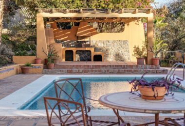 Incredible villa located in Malaga's most exclusive area, El Limonar neighborhood, just a 5-minute walk from the beach. The property offers sweeping views of the sea and the Bay of Malaga, visible from almost every corner