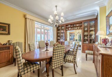 Incredible villa located in Malaga's most exclusive area, El Limonar neighborhood, just a 5-minute walk from the beach. The property offers sweeping views of the sea and the Bay of Malaga, visible from almost every corner