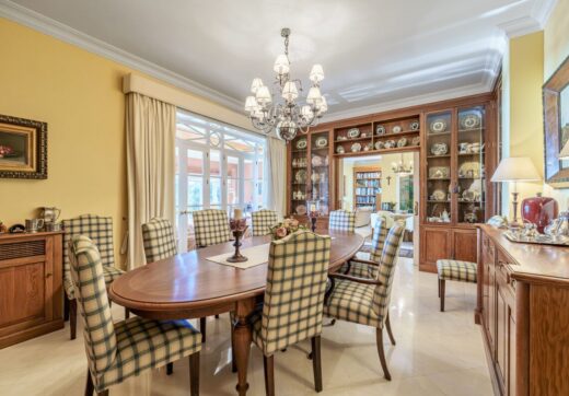 Incredible villa located in Malaga's most exclusive area, El Limonar neighborhood, just a 5-minute walk from the beach. The property offers sweeping views of the sea and the Bay of Malaga, visible from almost every corner