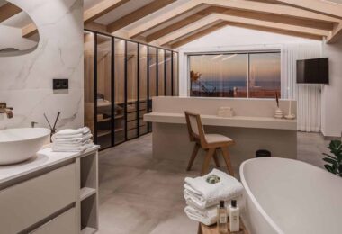 BRIGHT AND SPACIOUS FULLY RENOVATED FRONTLINE DUPLEX PENTHOUSE WITH PANORAMIC VIEWS OVER THE MARINA