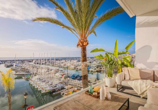 BRIGHT AND SPACIOUS FULLY RENOVATED FRONTLINE DUPLEX PENTHOUSE WITH PANORAMIC VIEWS OVER THE MARINA