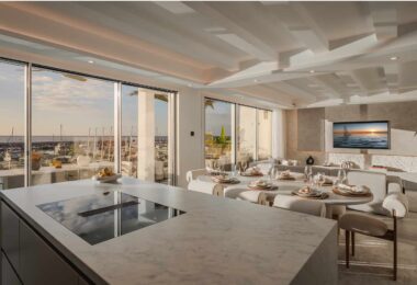 BRIGHT AND SPACIOUS FULLY RENOVATED FRONTLINE DUPLEX PENTHOUSE WITH PANORAMIC VIEWS OVER THE MARINA