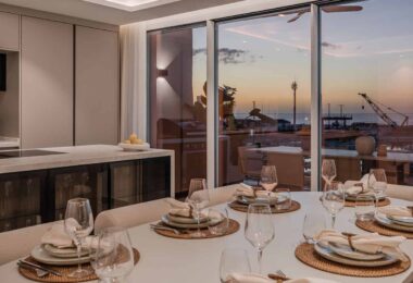 BRIGHT AND SPACIOUS FULLY RENOVATED FRONTLINE DUPLEX PENTHOUSE WITH PANORAMIC VIEWS OVER THE MARINA