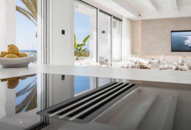 BRIGHT AND SPACIOUS FULLY RENOVATED FRONTLINE DUPLEX PENTHOUSE WITH PANORAMIC VIEWS OVER THE MARINA
