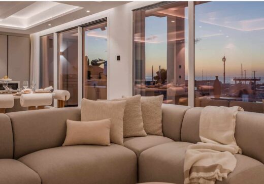 BRIGHT AND SPACIOUS FULLY RENOVATED FRONTLINE DUPLEX PENTHOUSE WITH PANORAMIC VIEWS OVER THE MARINA