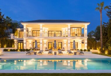 Situated in the exclusive neighbourhood of Sierra Blanca, which guarantees a lifestyle of exclusivity as well as security 24 hours a day. The villa’s location on the mountainside offers a panoramic view of the Mediterranean Sea.