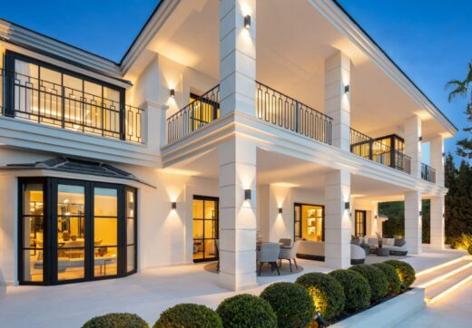 Situated in the exclusive neighbourhood of Sierra Blanca, which guarantees a lifestyle of exclusivity as well as security 24 hours a day. The villa’s location on the mountainside offers a panoramic view of the Mediterranean Sea.