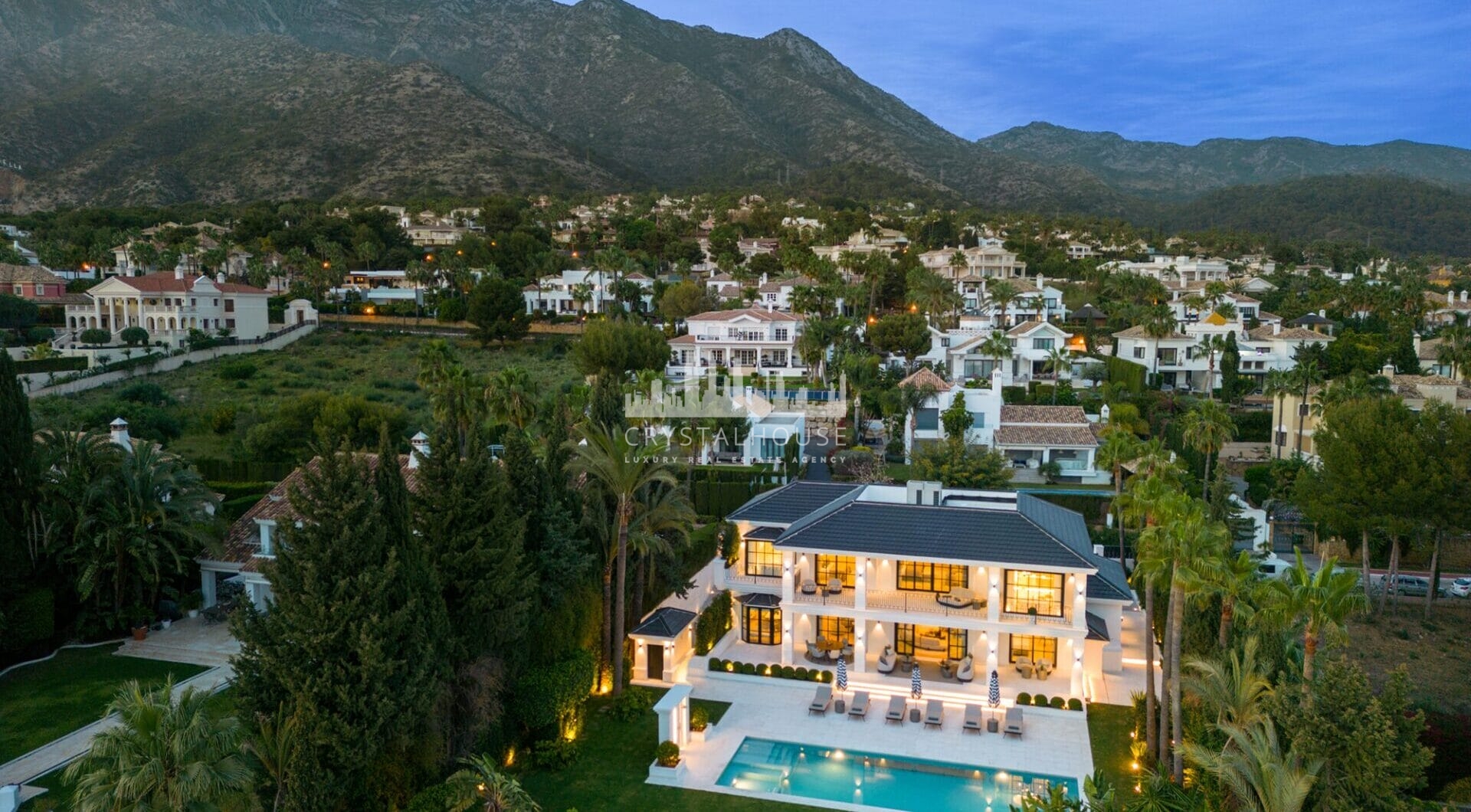 Situated in the exclusive neighbourhood of Sierra Blanca, which guarantees a lifestyle of exclusivity as well as security 24 hours a day. The villa’s location on the mountainside offers a panoramic view of the Mediterranean Sea.