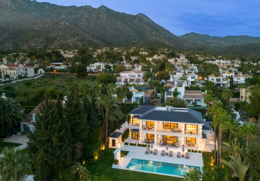 Situated in the exclusive neighbourhood of Sierra Blanca, which guarantees a lifestyle of exclusivity as well as security 24 hours a day. The villa’s location on the mountainside offers a panoramic view of the Mediterranean Sea.