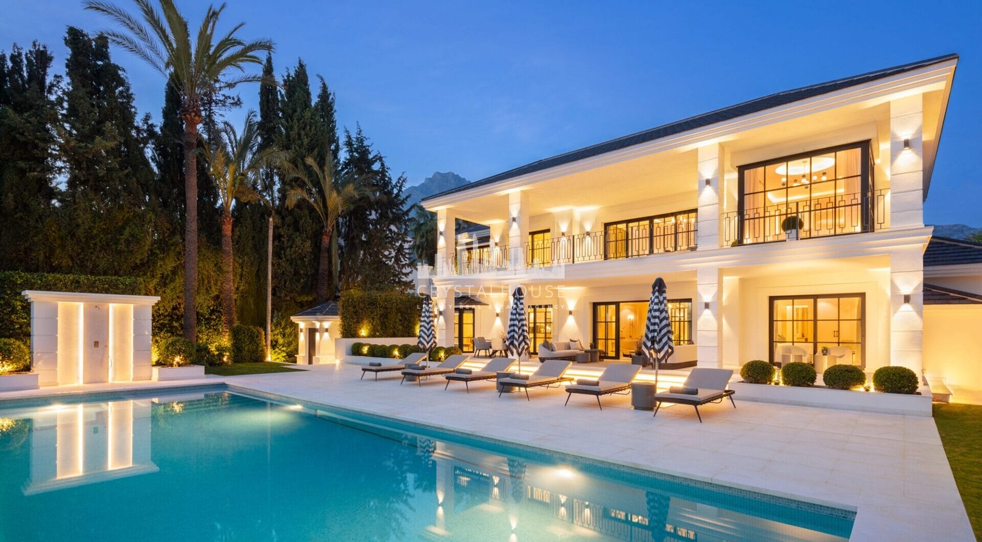 Situated in the exclusive neighbourhood of Sierra Blanca, which guarantees a lifestyle of exclusivity as well as security 24 hours a day. The villa’s location on the mountainside offers a panoramic view of the Mediterranean Sea.