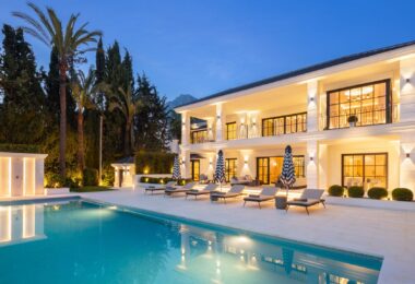 Situated in the exclusive neighbourhood of Sierra Blanca, which guarantees a lifestyle of exclusivity as well as security 24 hours a day. The villa’s location on the mountainside offers a panoramic view of the Mediterranean Sea.