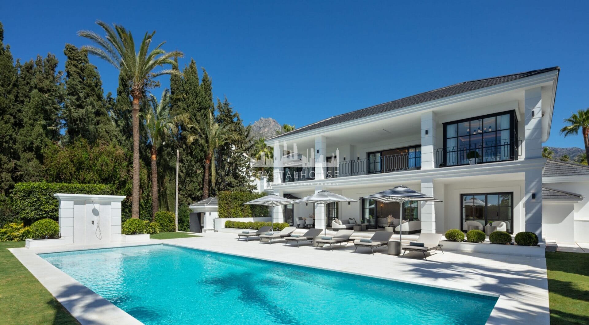 Situated in the exclusive neighbourhood of Sierra Blanca, which guarantees a lifestyle of exclusivity as well as security 24 hours a day. The villa’s location on the mountainside offers a panoramic view of the Mediterranean Sea.