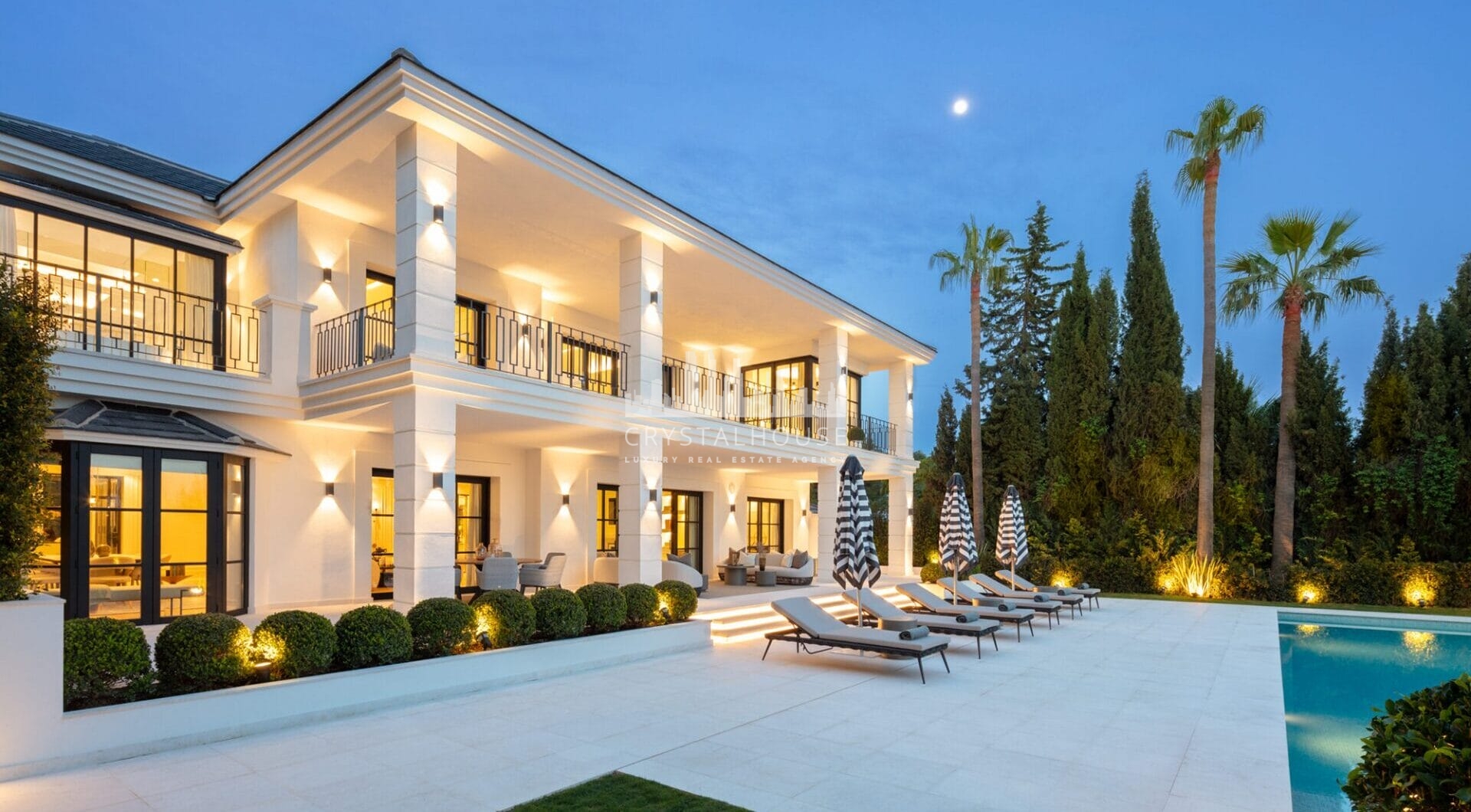 Situated in the exclusive neighbourhood of Sierra Blanca, which guarantees a lifestyle of exclusivity as well as security 24 hours a day. The villa’s location on the mountainside offers a panoramic view of the Mediterranean Sea.