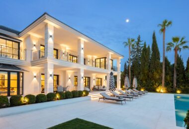 Situated in the exclusive neighbourhood of Sierra Blanca, which guarantees a lifestyle of exclusivity as well as security 24 hours a day. The villa’s location on the mountainside offers a panoramic view of the Mediterranean Sea.