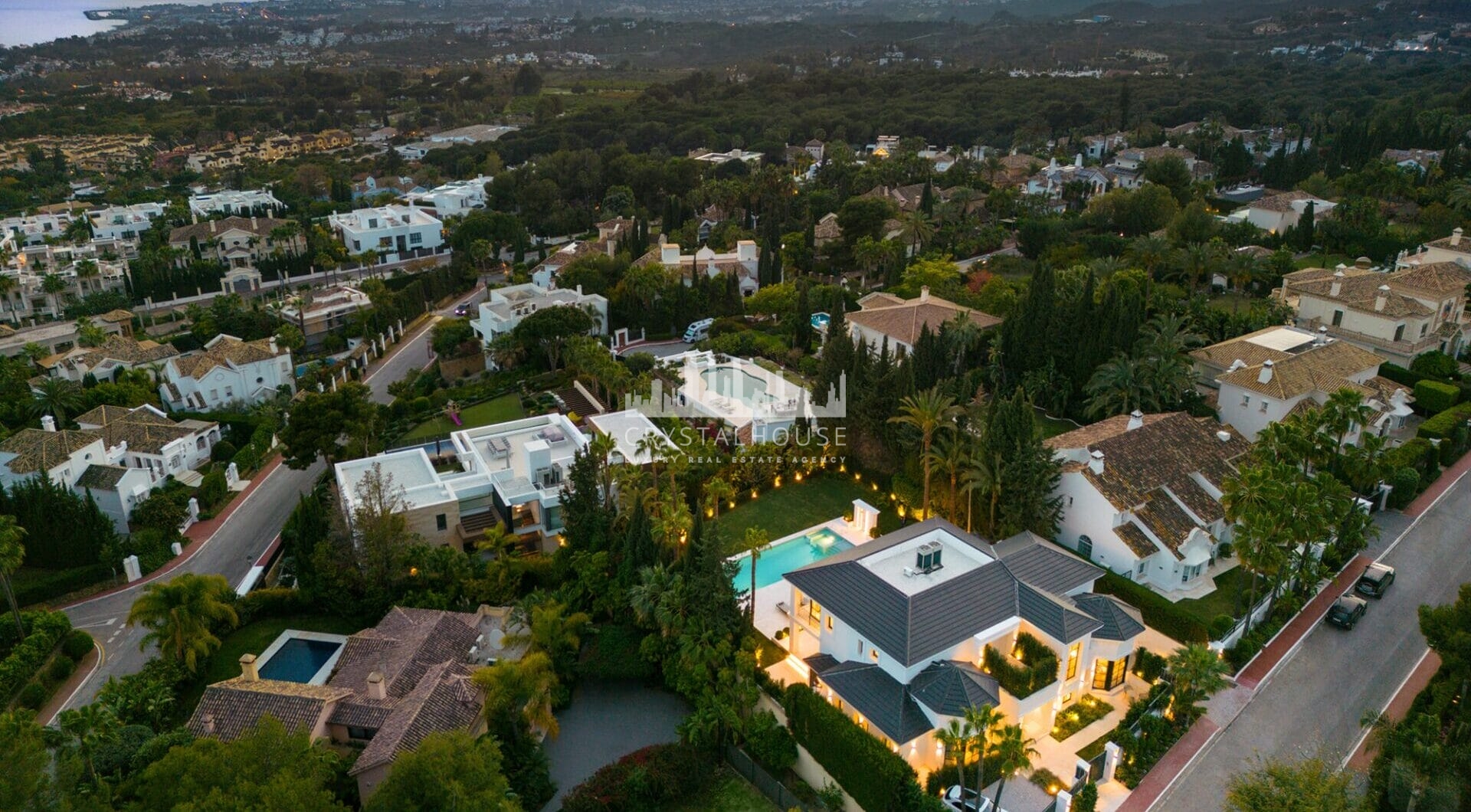 Situated in the exclusive neighbourhood of Sierra Blanca, which guarantees a lifestyle of exclusivity as well as security 24 hours a day. The villa’s location on the mountainside offers a panoramic view of the Mediterranean Sea.