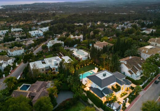 Situated in the exclusive neighbourhood of Sierra Blanca, which guarantees a lifestyle of exclusivity as well as security 24 hours a day. The villa’s location on the mountainside offers a panoramic view of the Mediterranean Sea.