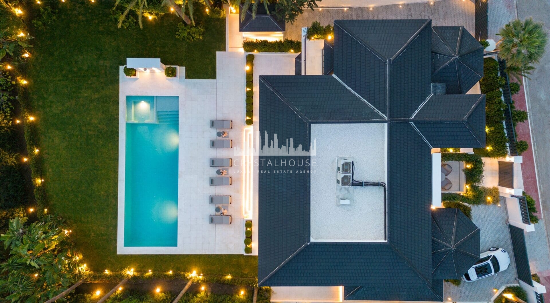 Situated in the exclusive neighbourhood of Sierra Blanca, which guarantees a lifestyle of exclusivity as well as security 24 hours a day. The villa’s location on the mountainside offers a panoramic view of the Mediterranean Sea.