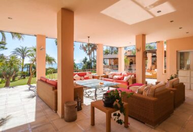 Nestled along the pristine shoreline of the New Golden Mile, this stunning frontline beach villa epitomises luxury living at its finest. Boasting a grand total of 8 bedrooms, 10 bathrooms, and a separate guest apartment, this expansive estate offers unpar
