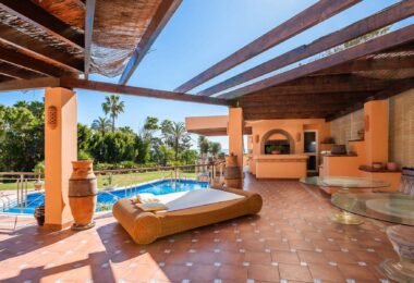 Nestled along the pristine shoreline of the New Golden Mile, this stunning frontline beach villa epitomises luxury living at its finest. Boasting a grand total of 8 bedrooms, 10 bathrooms, and a separate guest apartment, this expansive estate offers unpar