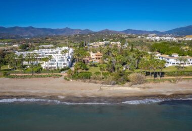 Nestled along the pristine shoreline of the New Golden Mile, this stunning frontline beach villa epitomises luxury living at its finest. Boasting a grand total of 8 bedrooms, 10 bathrooms, and a separate guest apartment, this expansive estate offers unpar