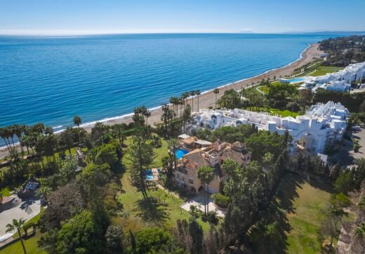 Nestled along the pristine shoreline of the New Golden Mile, this stunning frontline beach villa epitomises luxury living at its finest. Boasting a grand total of 8 bedrooms, 10 bathrooms, and a separate guest apartment, this expansive estate offers unpar