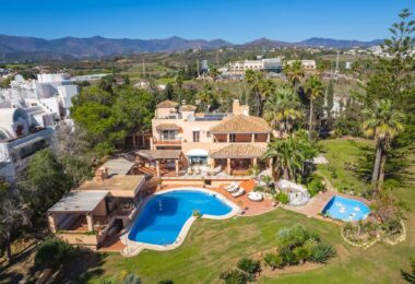 Nestled along the pristine shoreline of the New Golden Mile, this stunning frontline beach villa epitomises luxury living at its finest. Boasting a grand total of 8 bedrooms, 10 bathrooms, and a separate guest apartment, this expansive estate offers unpar