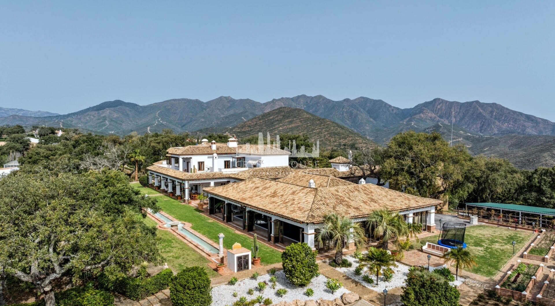 Set upon an elevated 5-hectare land, this property boasts breathtaking panoramic views of the surrounding countryside, coastline and the sea.