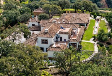 Set upon an elevated 5-hectare land, this property boasts breathtaking panoramic views of the surrounding countryside, coastline and the sea.